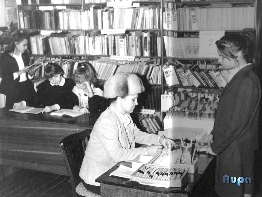 В школьной библиотеке: заведующая библиотекой Любовь Ивановна Ферюлёва