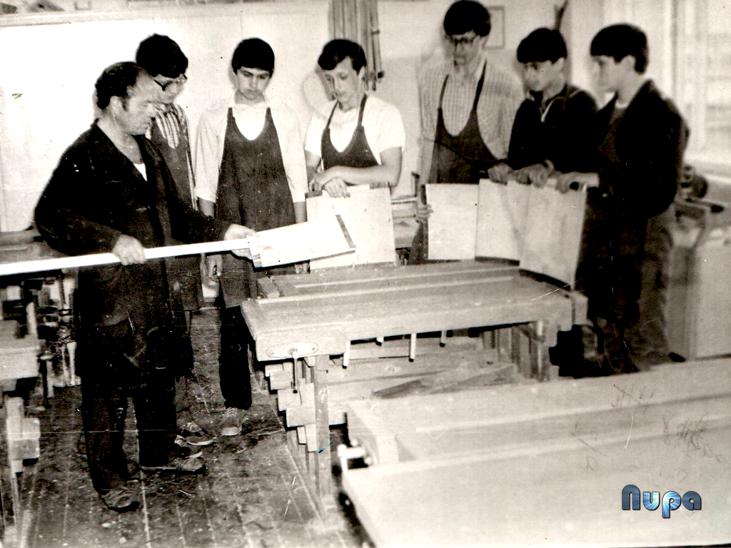 Иван Николаевич Горелкин (учитель труда) с учащимися в столярной мастерской школы № 28
