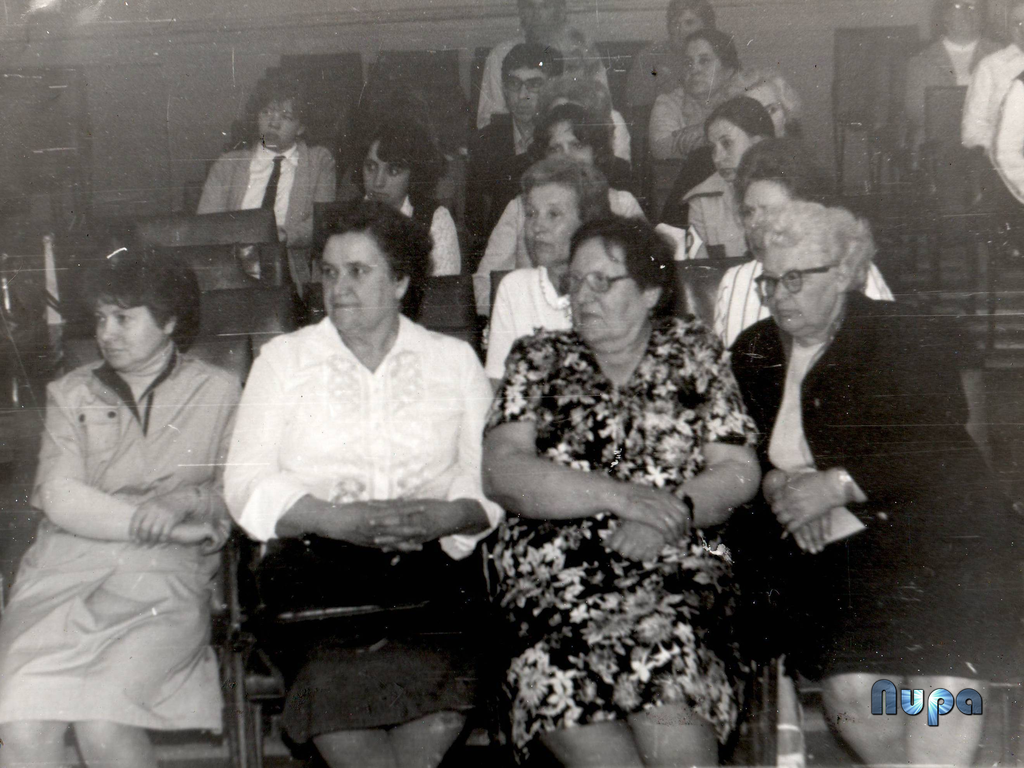 Валентина Михайловна Даутова, завуч (первая слева), и учителя школы № 28