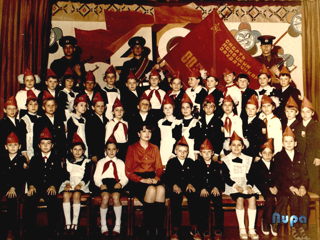 Учащиеся школы № 28 на праздничном мероприятии, посвящённом годовщине победы в Великой Отечественной войне