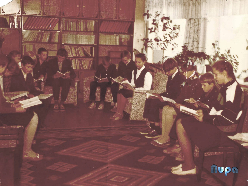 Учащиеся школы № 28 в пионерской комнате (современный кабинет № 33А)