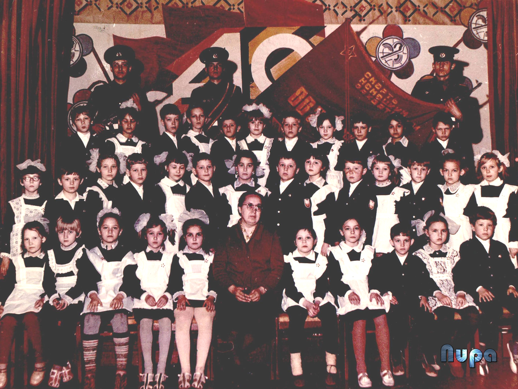 Учащиеся школы № 28 на праздничном мероприятии, посвящённом годовщине победы в Великой Отечественной войне с классным руководителем Галиной Афанасьевной Федосовой