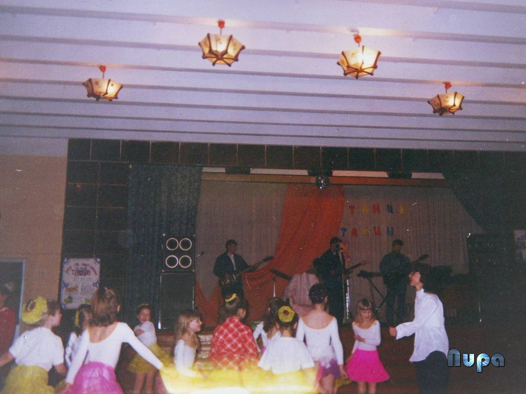 Танцевальный коллектив НАДЕЖДА в актовом зале школы № 28. Фотография 1998 года.