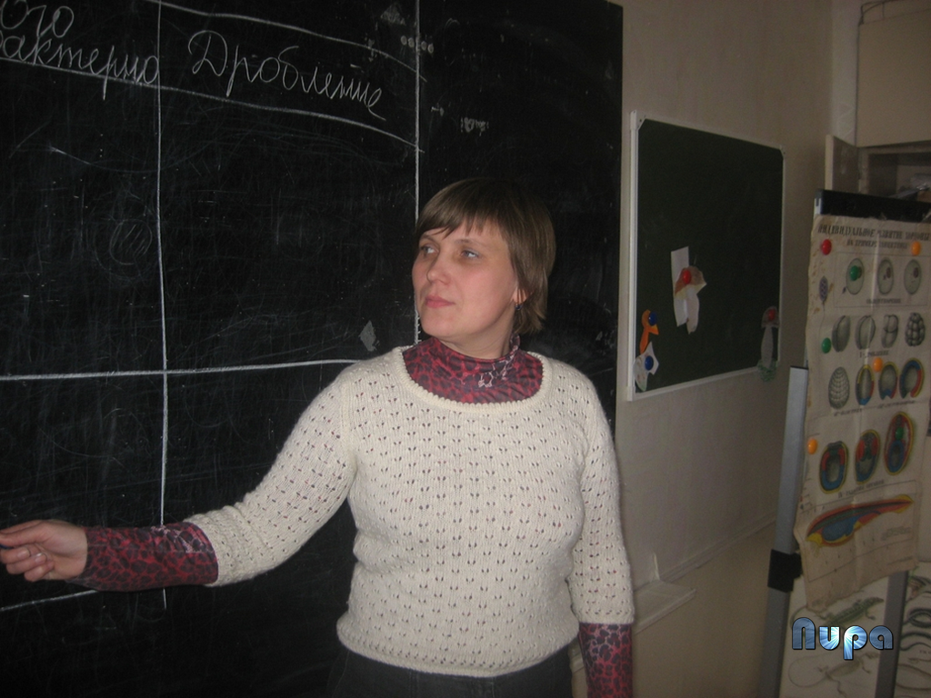 Учитель биологии Ирина Вячеславовна Захарова в кабинете № 35, фотография 2007 года