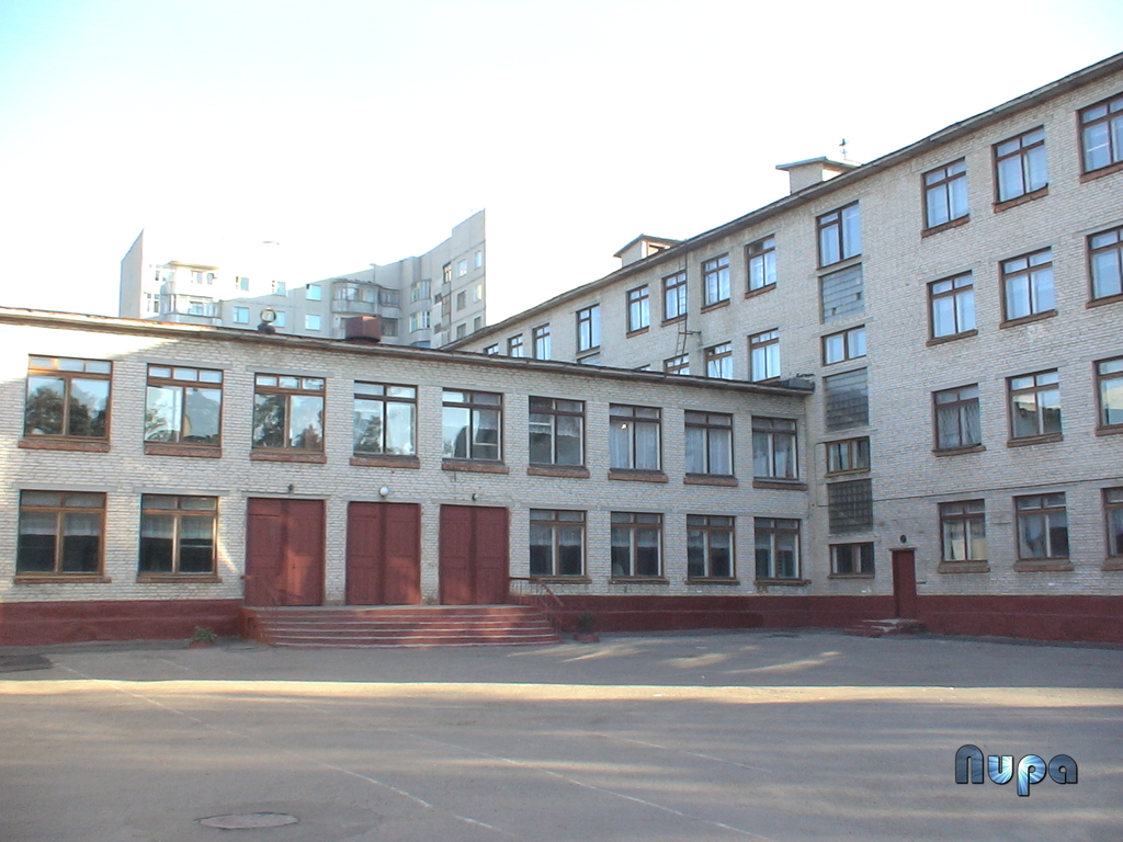 Здание школы № 28. Фотография 2006 года