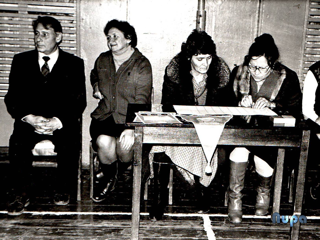 Владимир Павлович Шупик (директор школы № 28) и учителя школы. Крайняя справа - Евгения Ильинична Дёмина (учитель биологии)