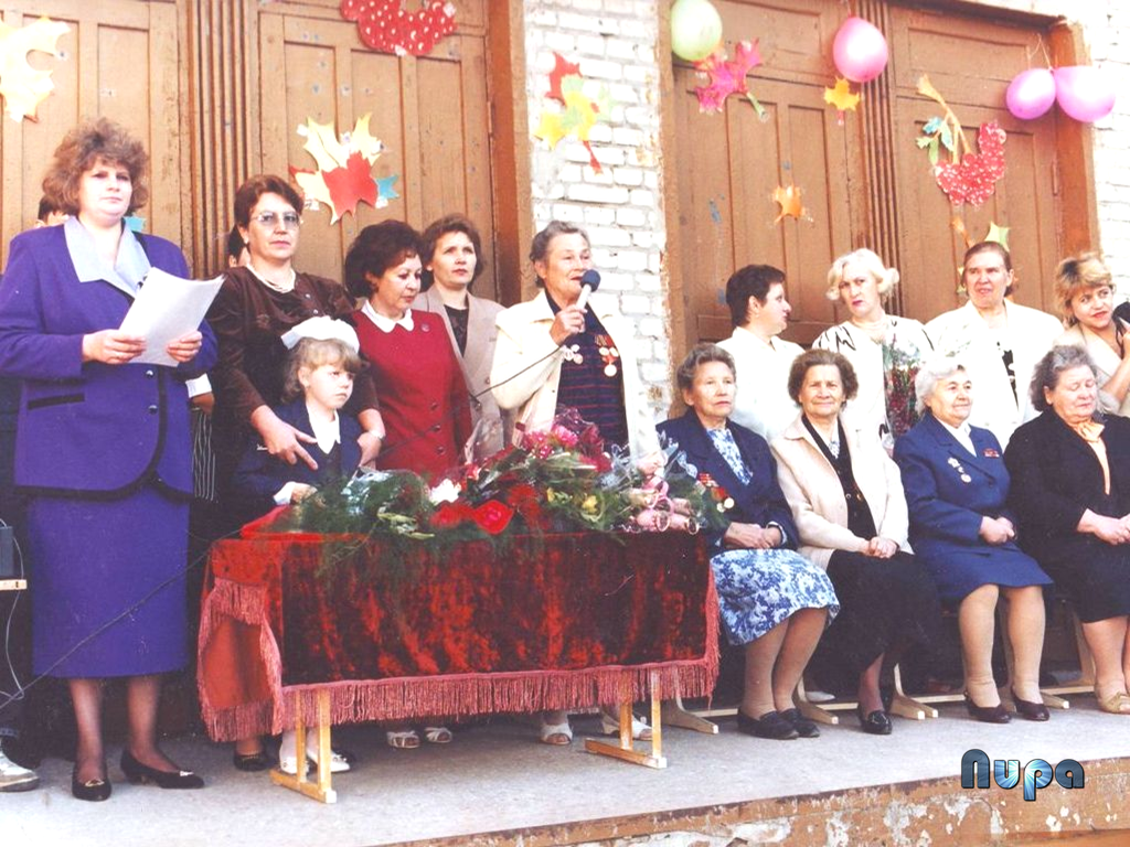 Торжественная линейка, посвящённая Дню Знаний. Фотография 1997 года.