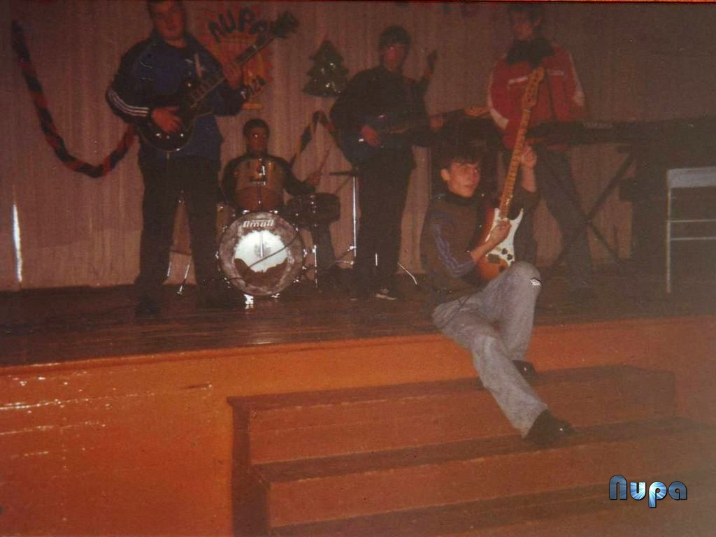Вокально-инструментальный ансамбль школы № 28. Фотография 2002 года.